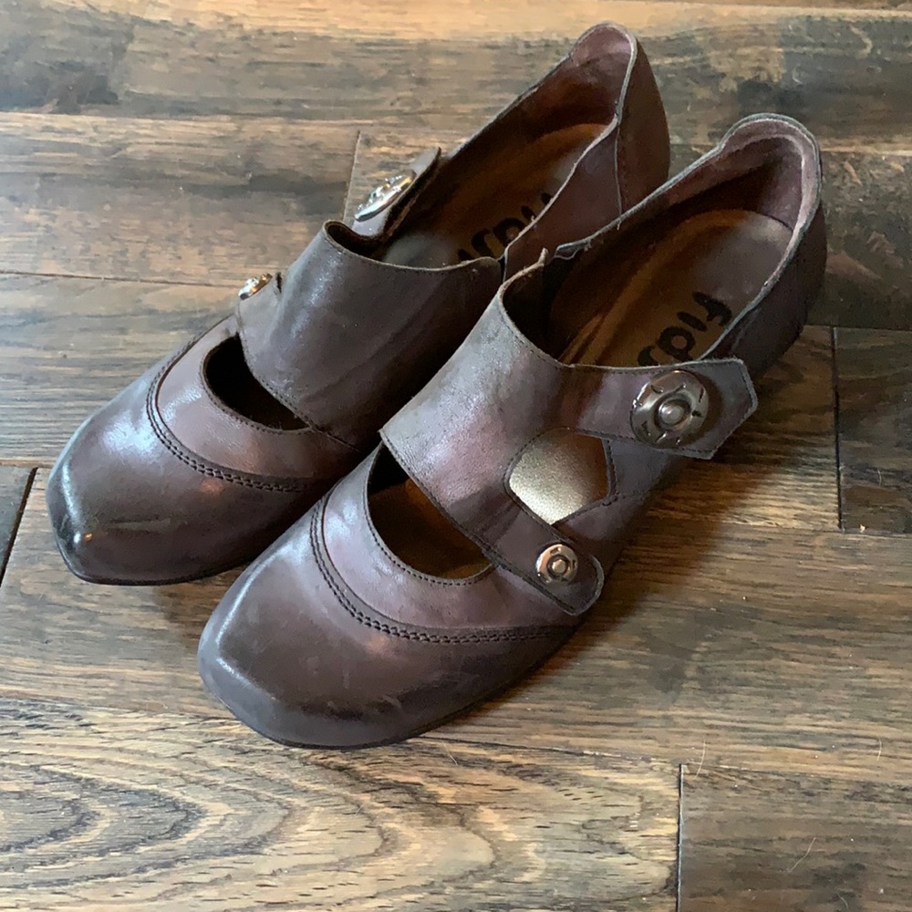 Fidji Dual Strap Low Heel Mary Jane